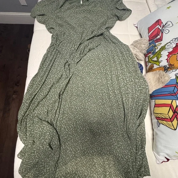 Light Olive Leaf Print Pleated Maternity Midi Dress - Picture 6 of 6